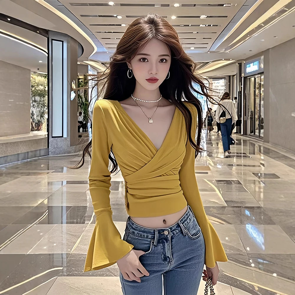 黄色v领打底衫女春秋季新款别致长袖收腰独特漂亮好看喇叭袖上衣
