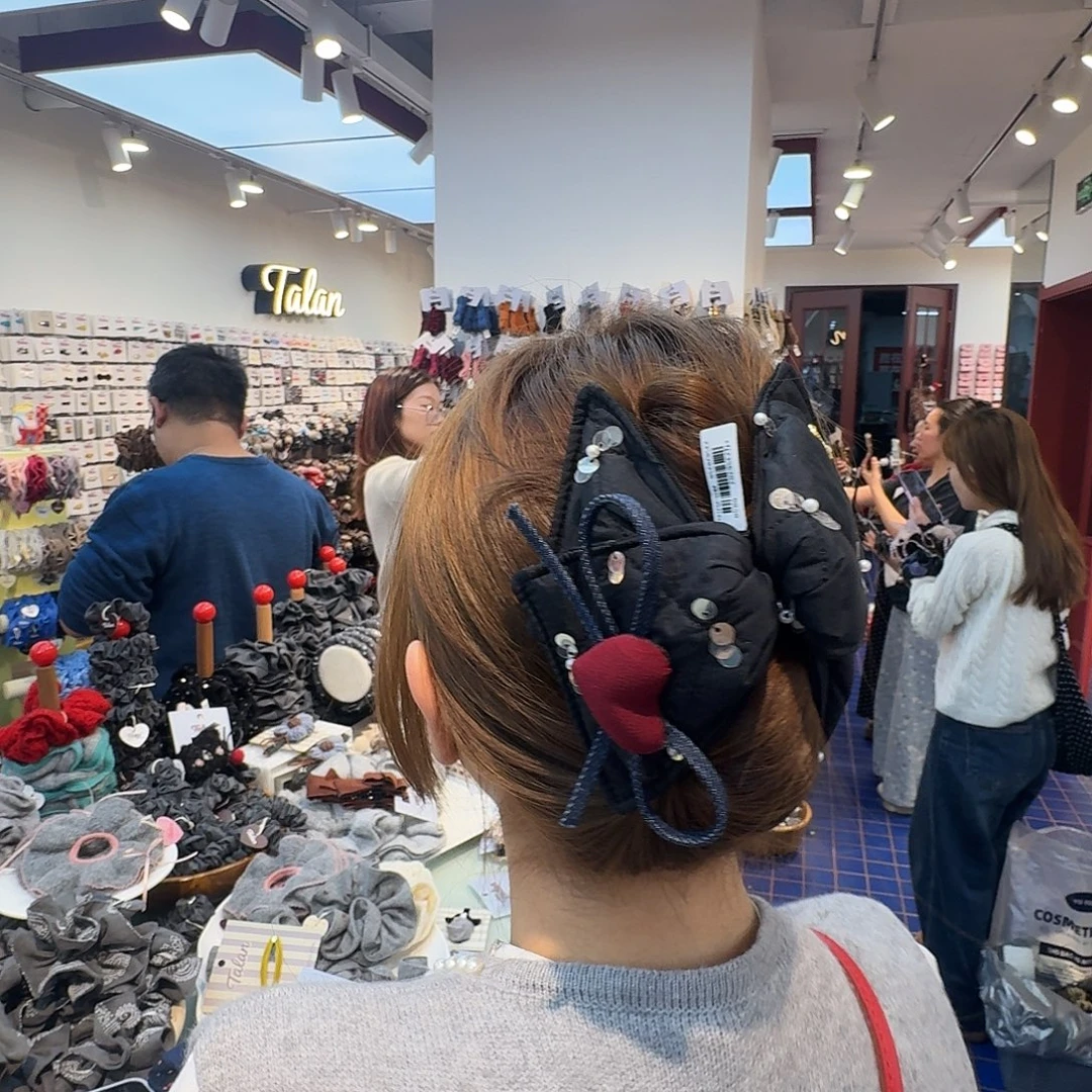 黑色三角抓红色爱心