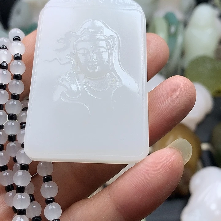 T***n颈饰未镶嵌石英质玉