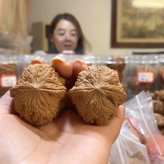 文玩核桃吊坠九*40弥勒佛有水尖打底