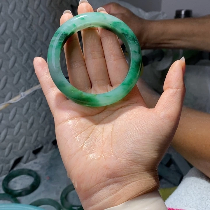 芳****石英岩玉未镶嵌手镯定制