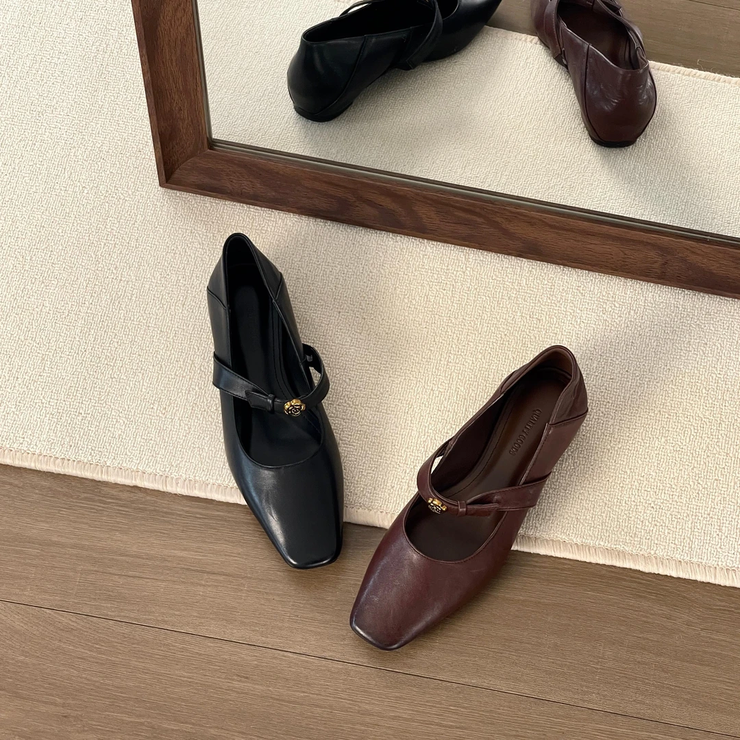 HUSSLOVE 头层牛皮·跟高3CM·复古法式内增高方头山茶花一字扣单鞋