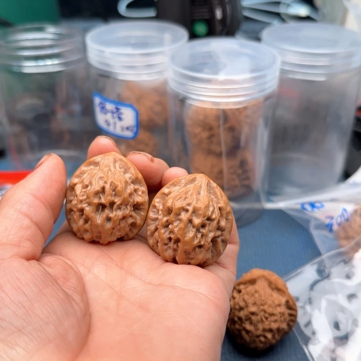 奶***糖文玩核桃吊坠33野生