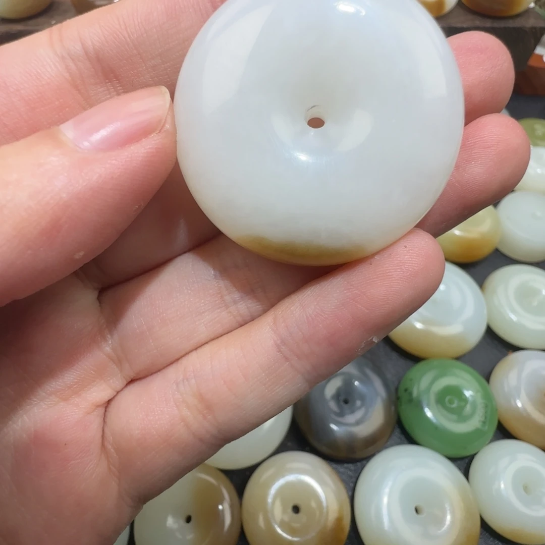 小***哥和田玉（糖玉）未镶嵌颈饰