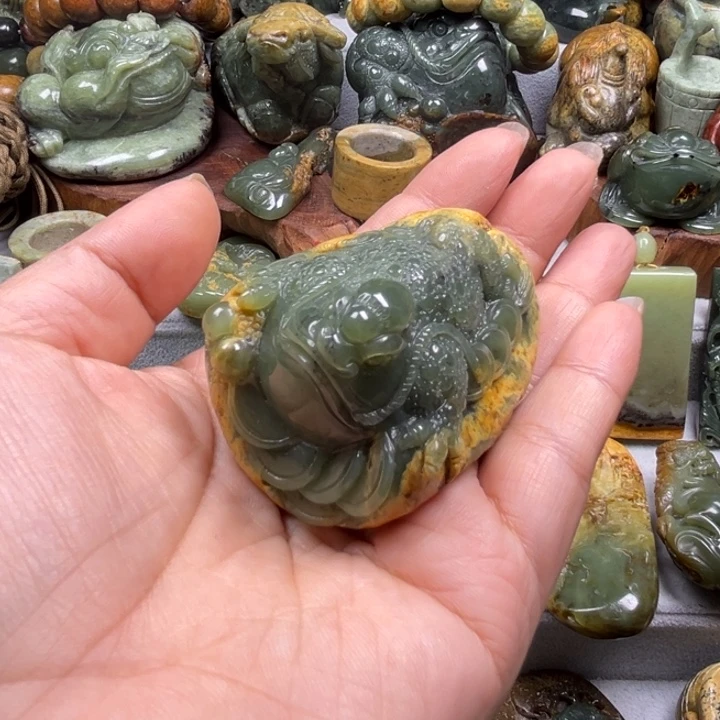 未镶嵌岫岩河磨玉（透闪石质玉）把件道**然