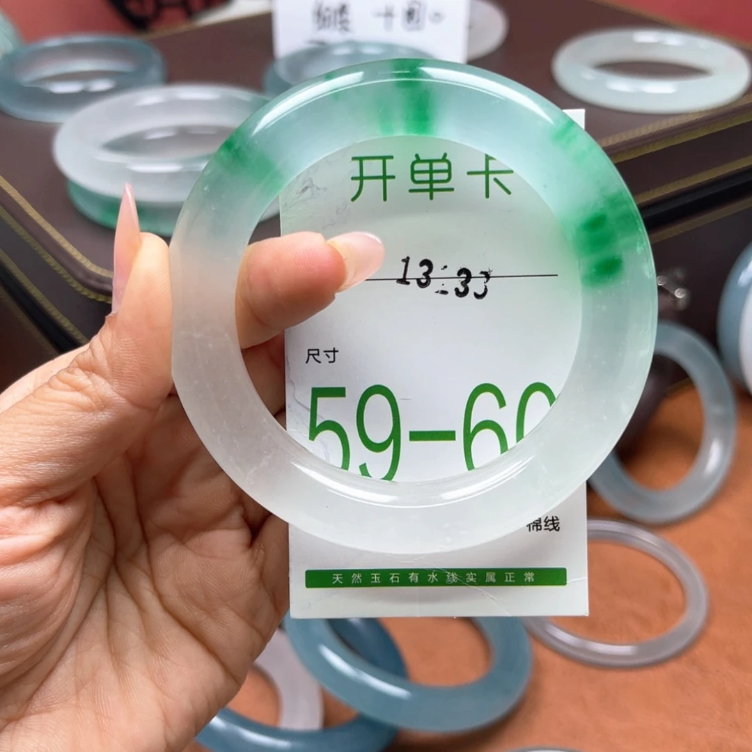 不***样石英岩玉手镯未镶嵌