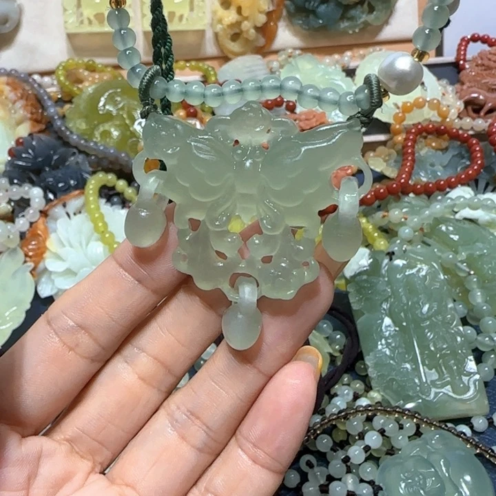 未镶嵌蛇纹石玉吊坠