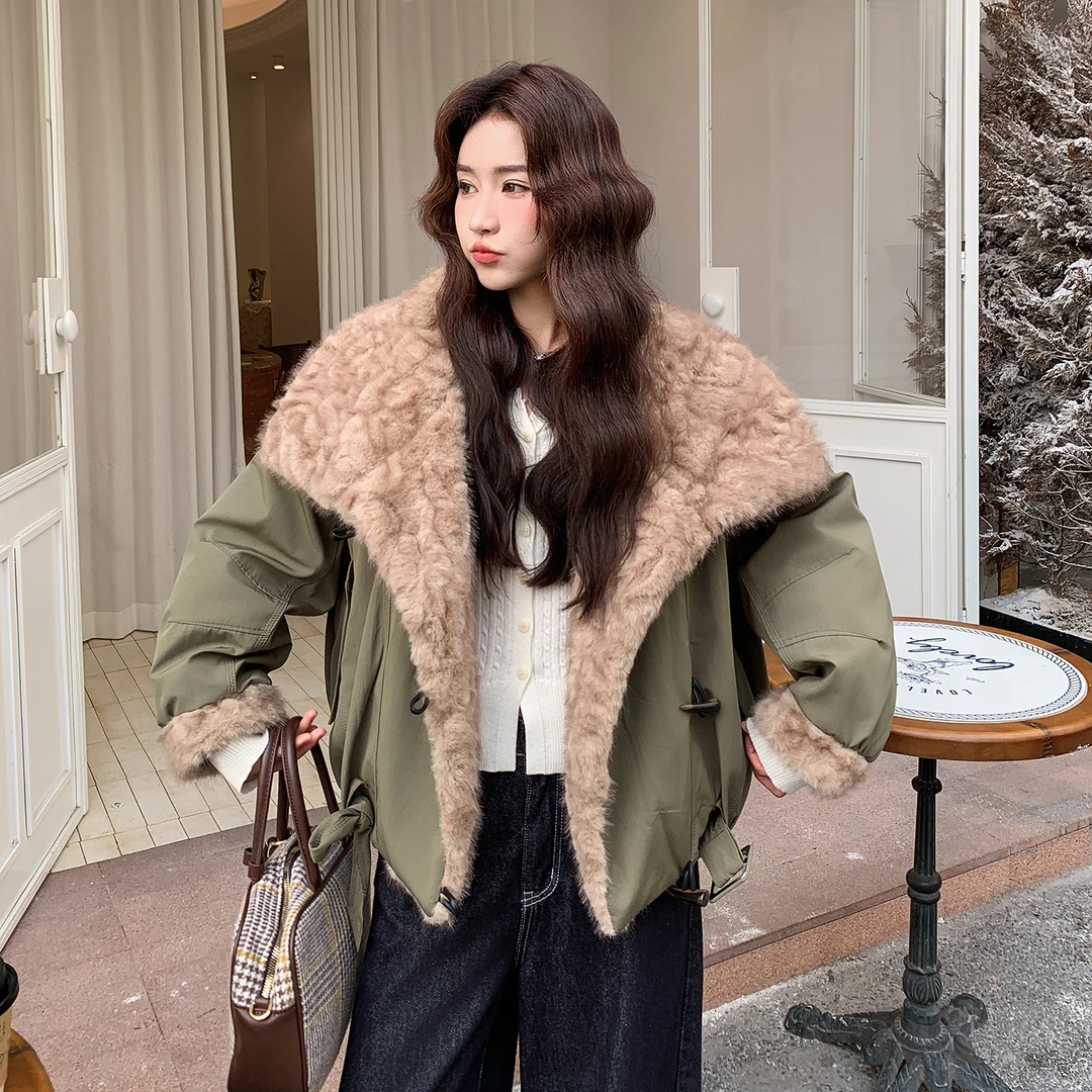 军绿色羊羔毛拼接派克羽绒服女2025冬新款设计感工装加厚保暖外套