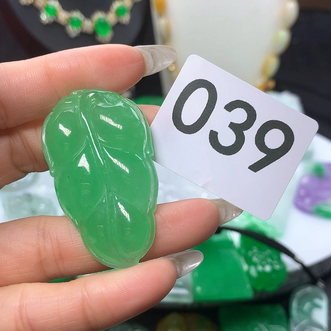 翡翠吊坠(赠链)未镶嵌