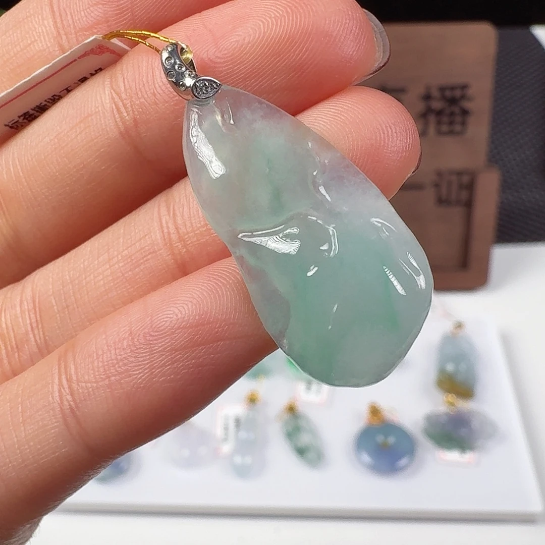 翡翠18K金镶嵌颈饰