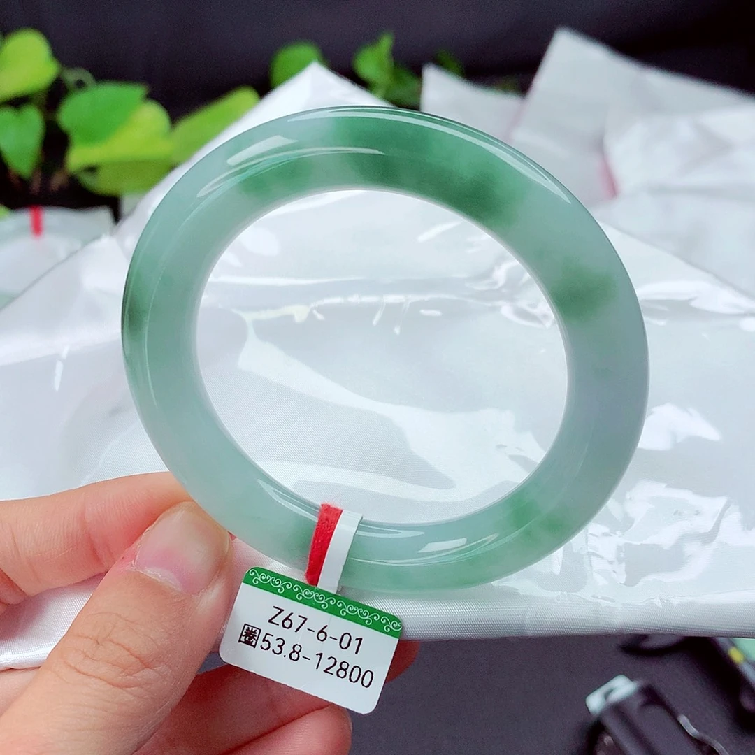 翡翠未镶嵌手镯朦胧美的风景线