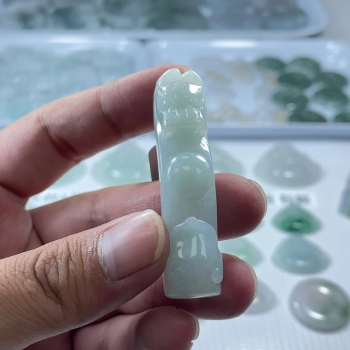 翡翠未镶嵌颈饰龙勾