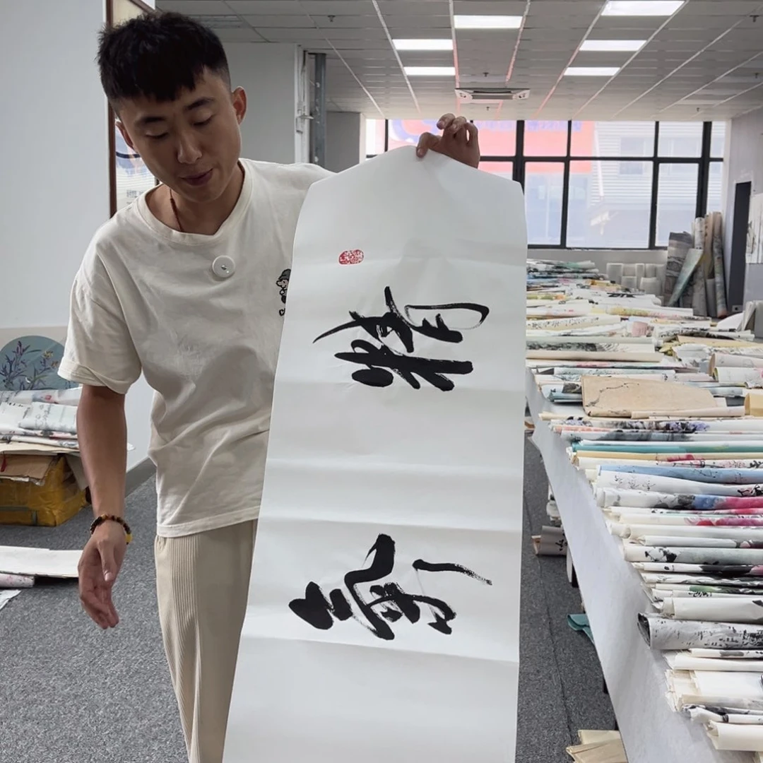 国画卖字画的小男孩