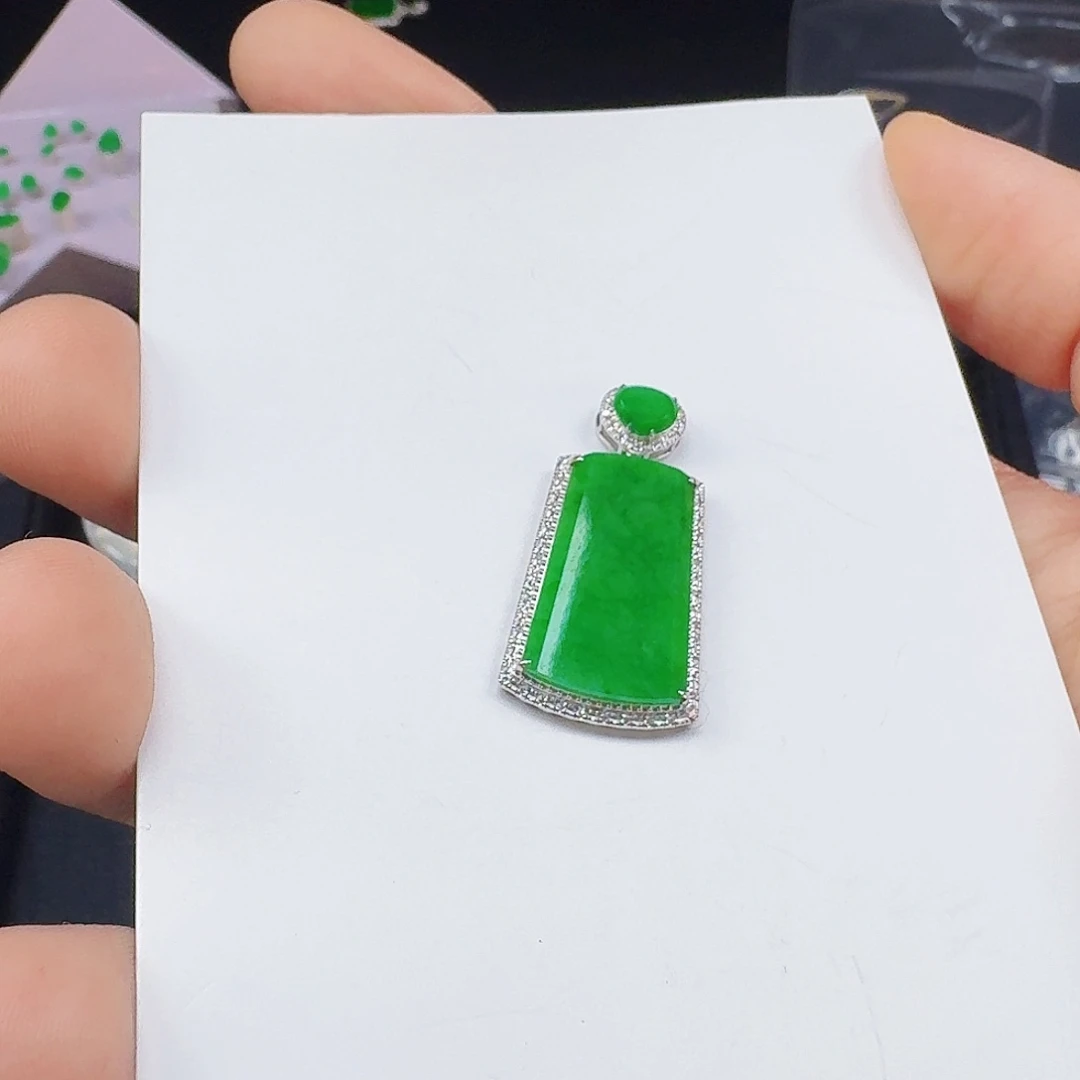 昕****翡翠18K金镶嵌颈饰一件