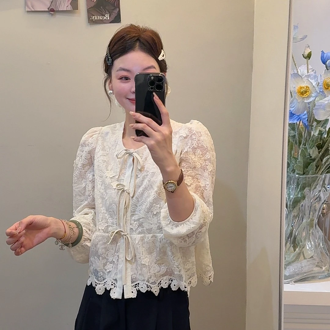 2025秋季新款韩版重工蕾丝勾花绑带衬衫上衣+黑色半身裙两件套装