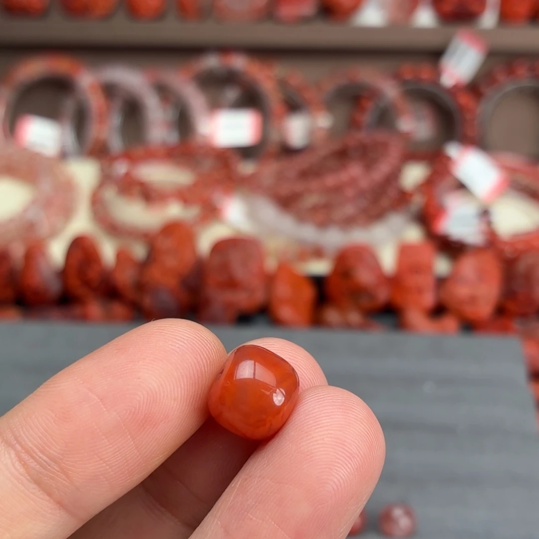 苏***琦南红玛瑙未镶嵌颈饰老型