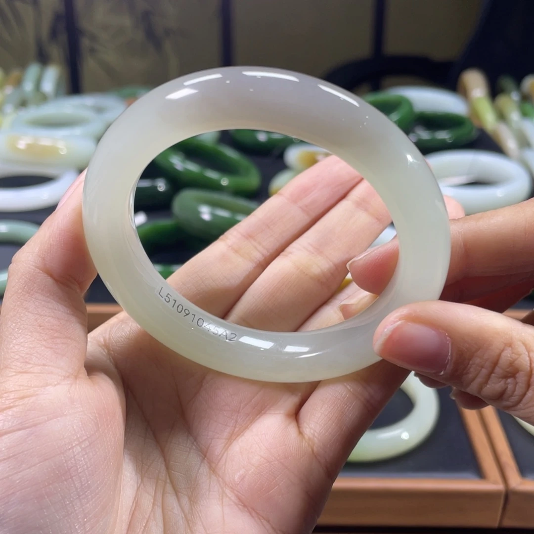 和田玉未镶嵌手镯56圈