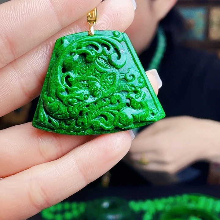 翡翠18K金镶嵌颈饰多样性