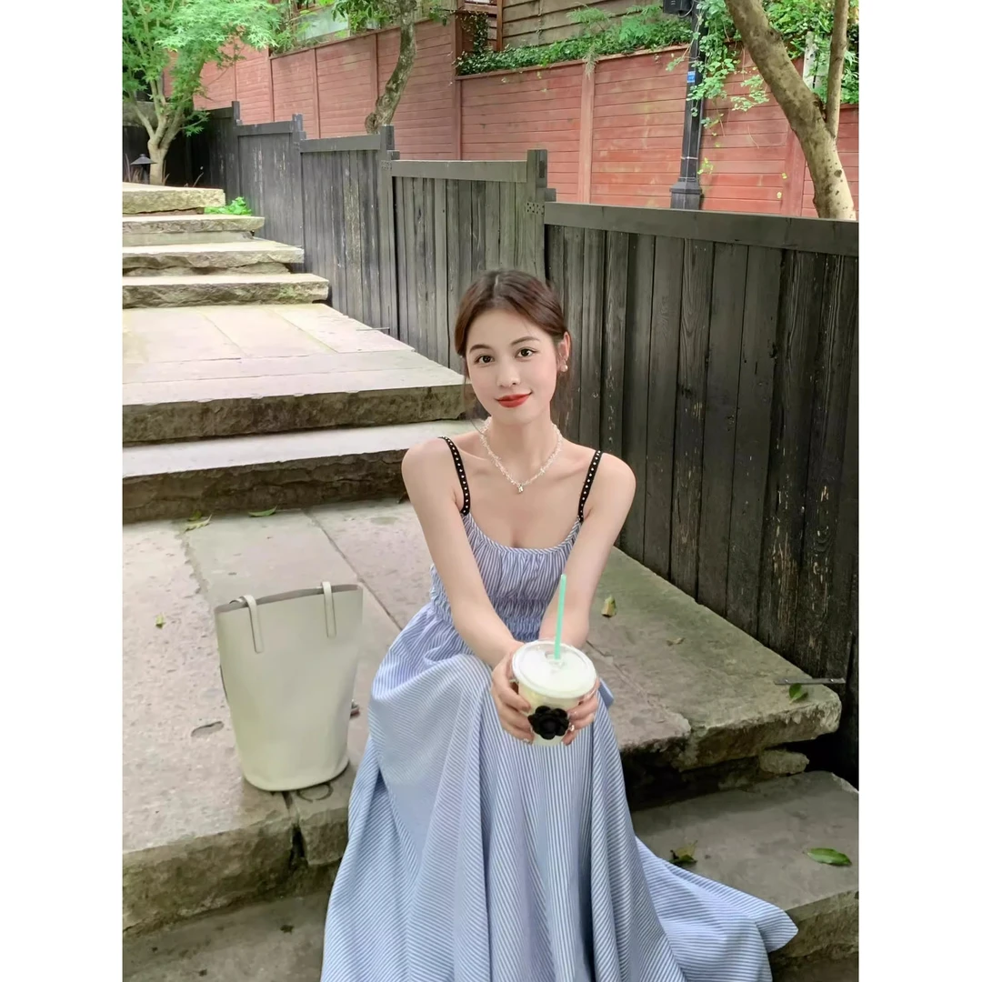 蓝色吊带连衣裙子女装夏季2025新款法式海边度假风沙滩收腰长裙子