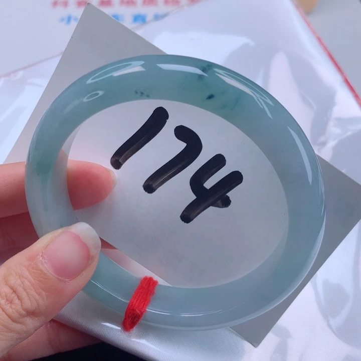 翡翠手镯未镶嵌飘花