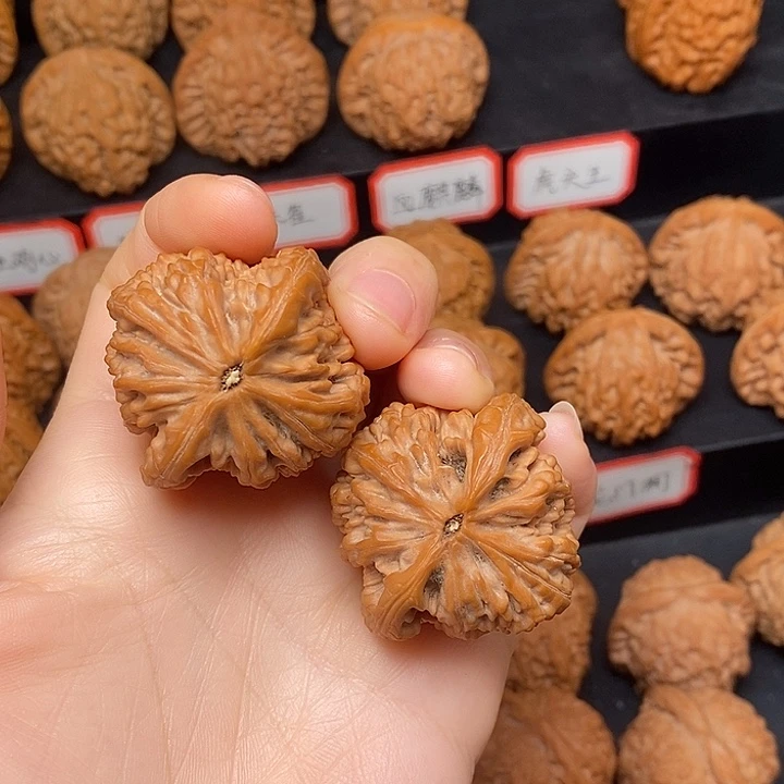 文玩核桃把件杰**生虎头王40