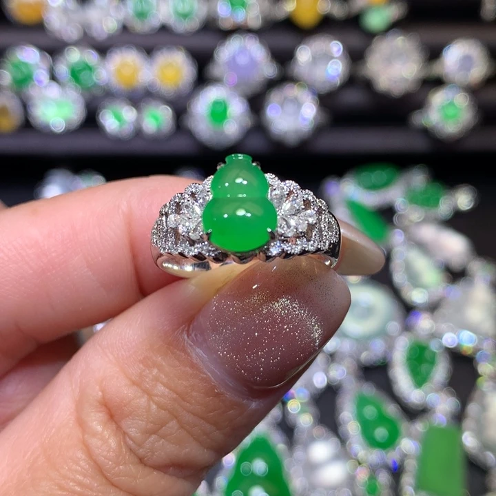 翡翠18K金镶嵌戒指冰绿葫芦