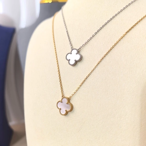 18k金镶嵌白贝项链四叶草小花项链