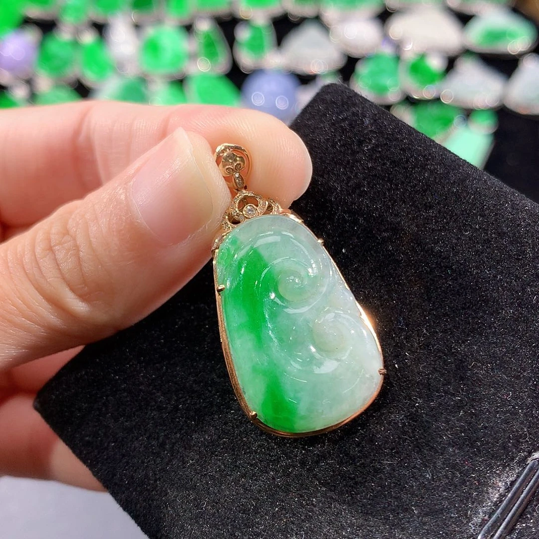 翡翠18K金镶嵌颈饰