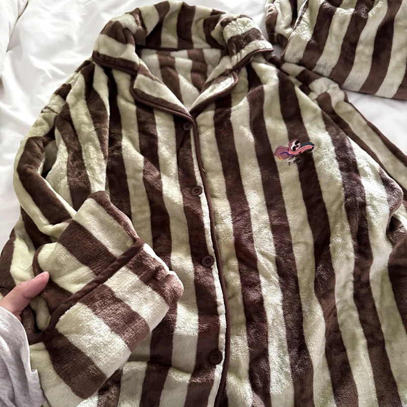 侘町2025年新款棕绿条纹法兰绒情侣秋冬长袖睡衣保暖可外穿家居服