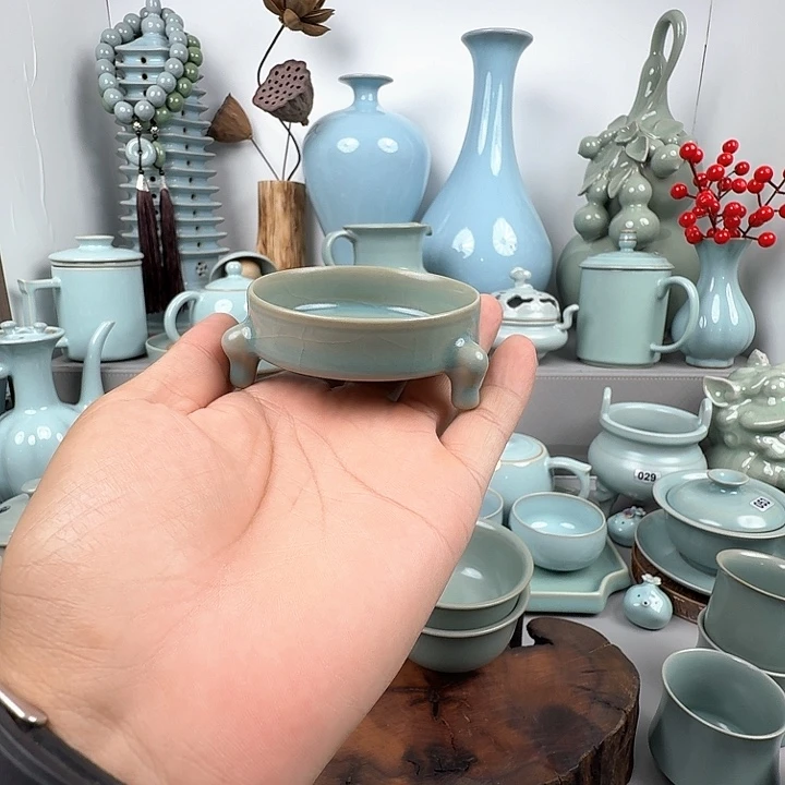 仿古釉的小号三足笔洗