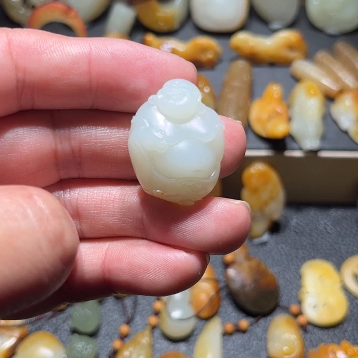 和田玉颈饰未镶嵌玉****主