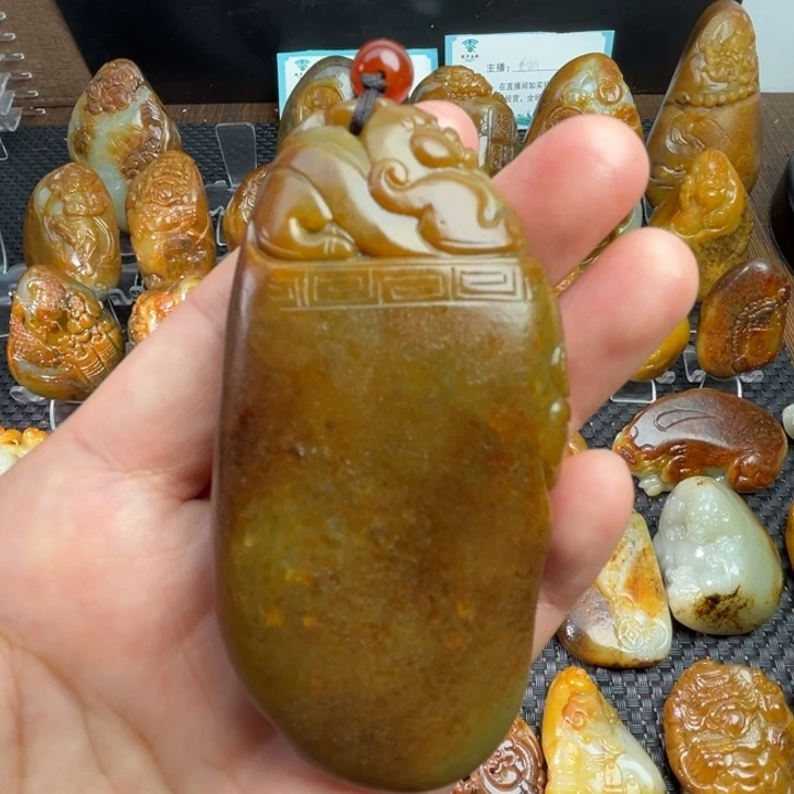 和田玉未镶嵌把件