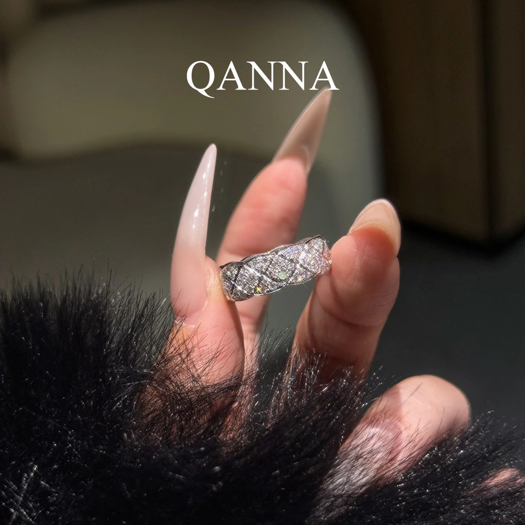 QANNA【新版满钻菱格】【大钻 小香风】轻奢百搭coco宽版钻石戒指AY