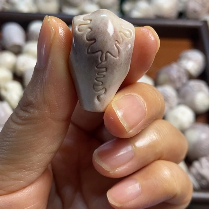 配饰鹿角雕刻一个出