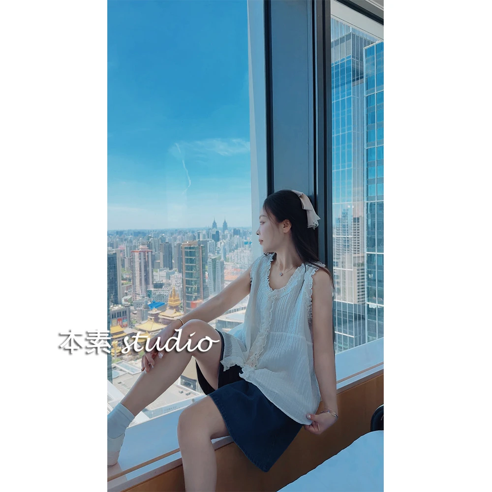 棠梨Y2802肌理纹木耳全开扣V领无袖衬衫