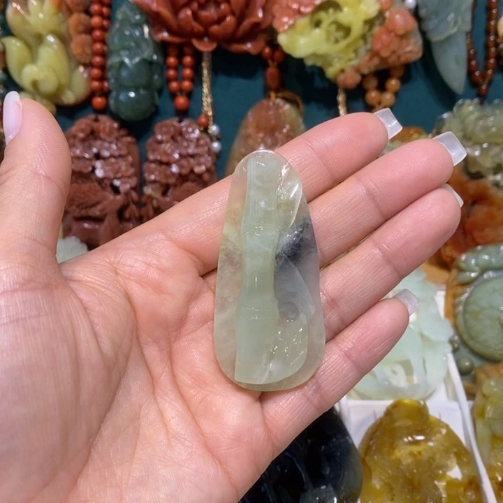 蛇纹石玉未镶嵌颈饰