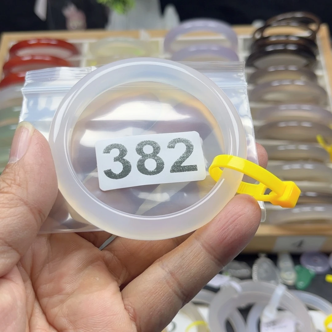 玛瑙/玉髓手镯未镶嵌1****女