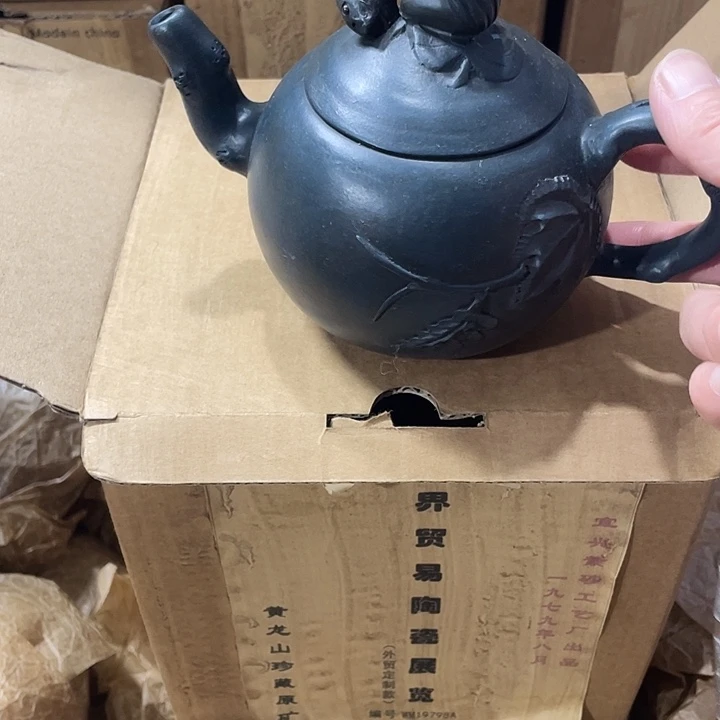 紫砂茶壶矿泥料手工制作的一把紫砂壶。