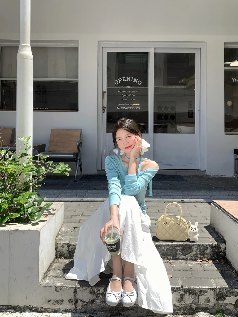 2025秋季新款温柔斜肩飘带针织衫高级感显瘦长袖上衣百搭半身裙