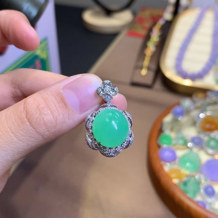 颈饰18K金镶嵌翡翠翡翠