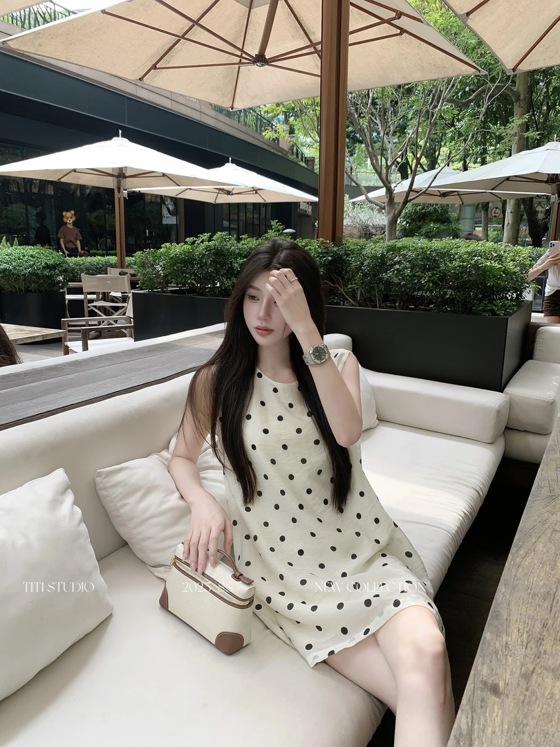 TITI - STUDIO“松弛新贵”极简风法式复古无袖圆领波点背心裙