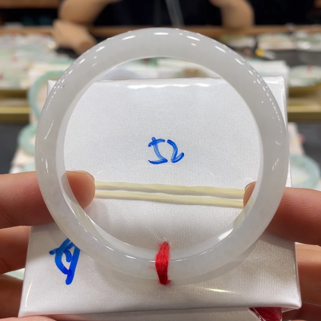 翡翠手镯未镶嵌翡翠手镯