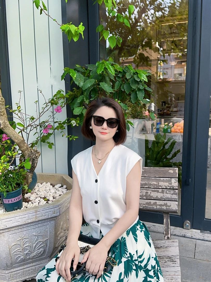 显瘦这宽松V领百搭老钱风T