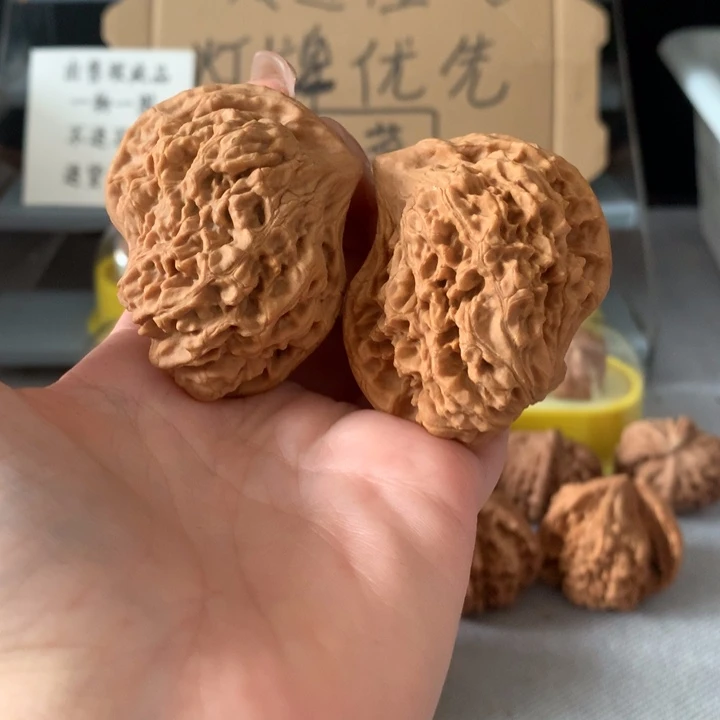 加***鲁吊坠文玩核桃异形单只，有瑕疵
