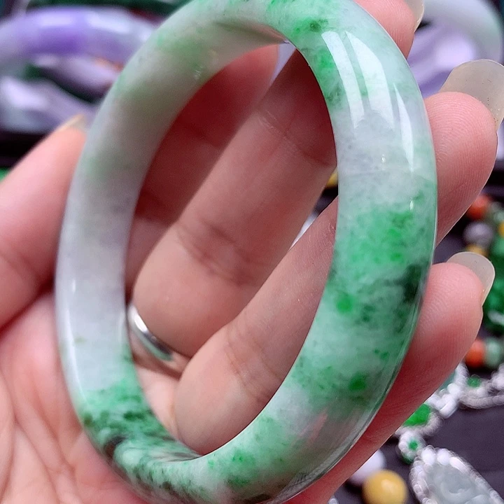 翡翠手镯未镶嵌翡翠