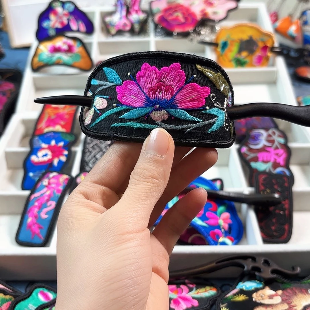 织绣莲手工刺绣工艺