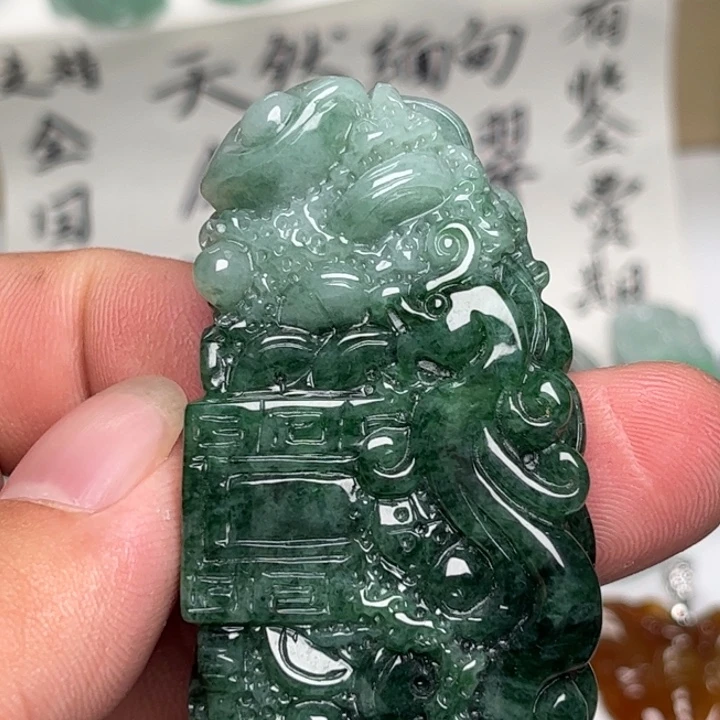 翡翠未镶嵌颈饰八破图