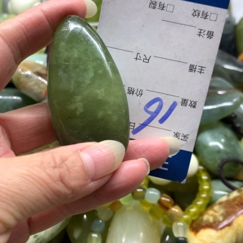 晴***里蛇纹石玉未镶嵌手把件