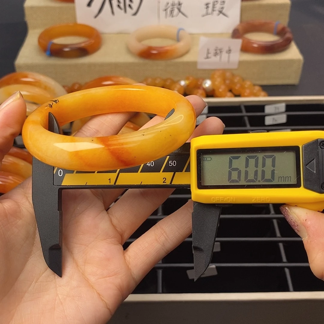 未镶嵌石英质玉（黄龙玉）手镯56号金沙老油料红如血