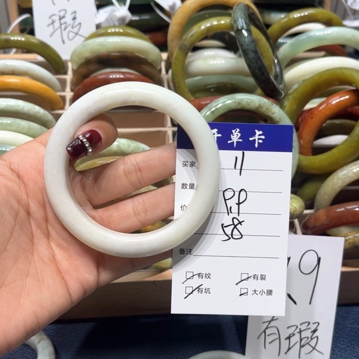 蛇纹石玉手镯未镶嵌梅*